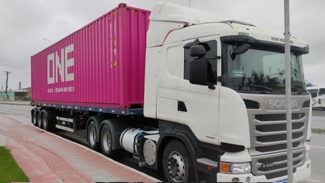 Caminhão da EJ Transportes em operação portuária