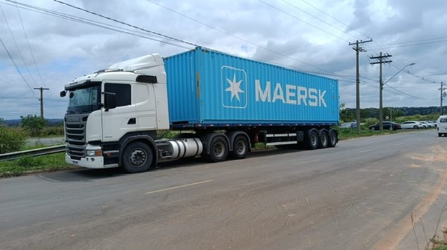 Caminhão da EJ Transportes transportando contêiner